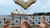 Австралиец установил новый рекорд - одновременно проглотил 18 шпаг. ФОТОрепортаж.
