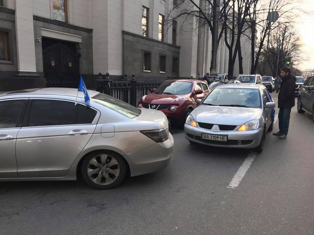 Кілька машин Автомайдану зламалися під Радою 02 Кілька машин Автомайдану зламалися під Радою 02