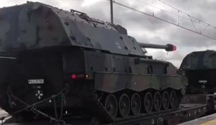БМП "Marder", БТР "Fuchs", САУ PzH 2000, вантажівки та позашляховики: ешелон з військовою технікою рухається польською залізницею. ВIДЕО