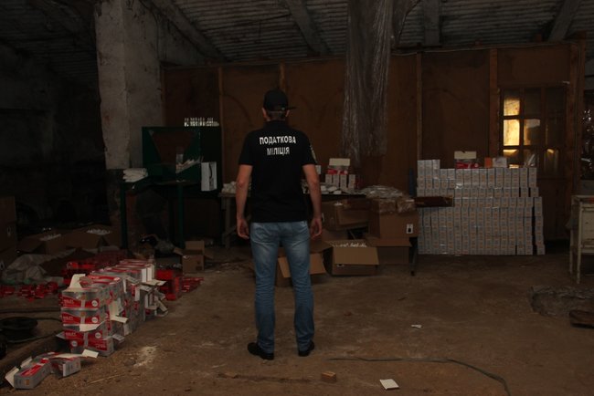 Підпільний цех із виробництва сигарет ліквідовано на Закарпатті 16