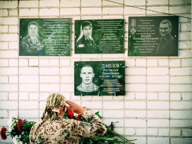 На Дніпропетровщині відкрили меморіальну дошку воїну 25-ї ОПДБр Ростиславу Данілову 04