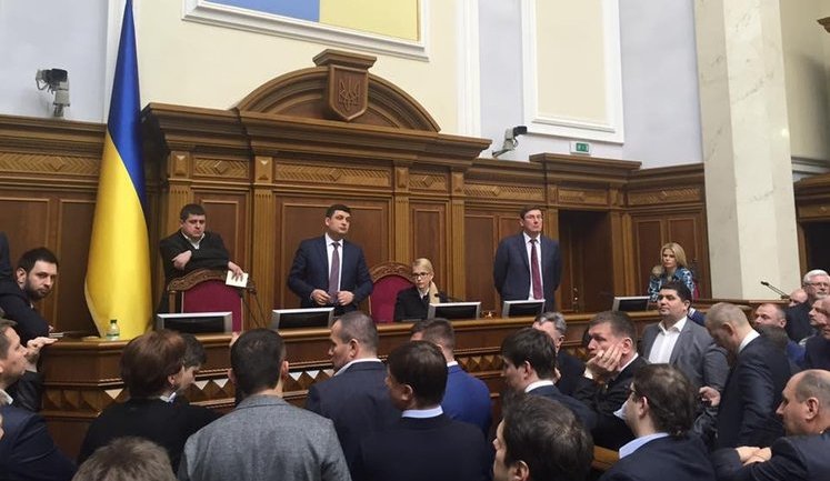 Верховная Рада: без "дедушки Шокина" и в поисках "золотой акции"