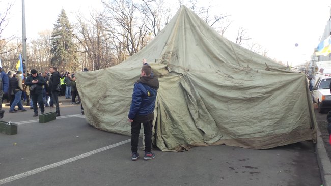 Митингующие против рынка земли установили под Радой палатки 16