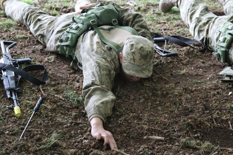 Інструктори з Норвегії вчать українських військових безпечно долати мінні загородження під час дій в районах боїв 13