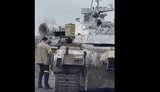 "Соляра ось. Фате того масла", - українська тероборона заправляє трофейні танки. ВIДЕО