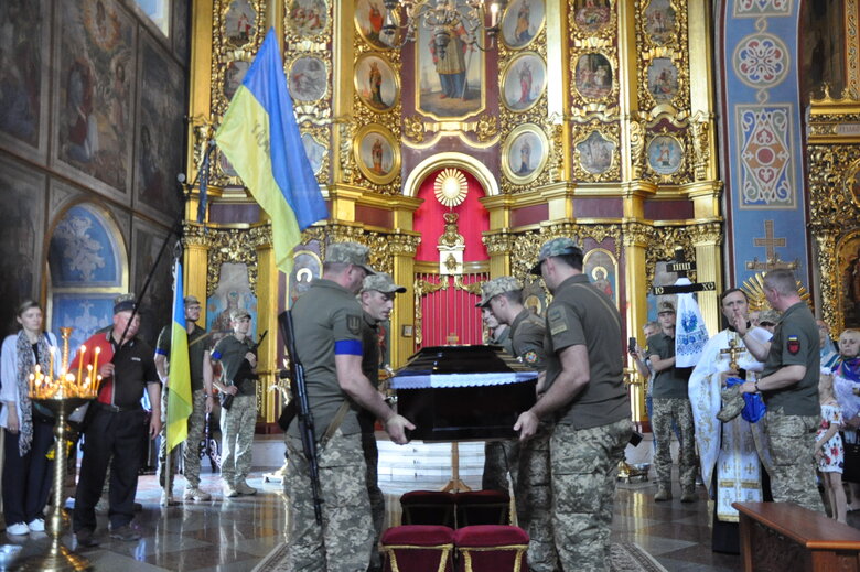 Із загиблим в бою з окупантами воїном Романом Барвінком (Скрипалем) попрощалися в Києві 27