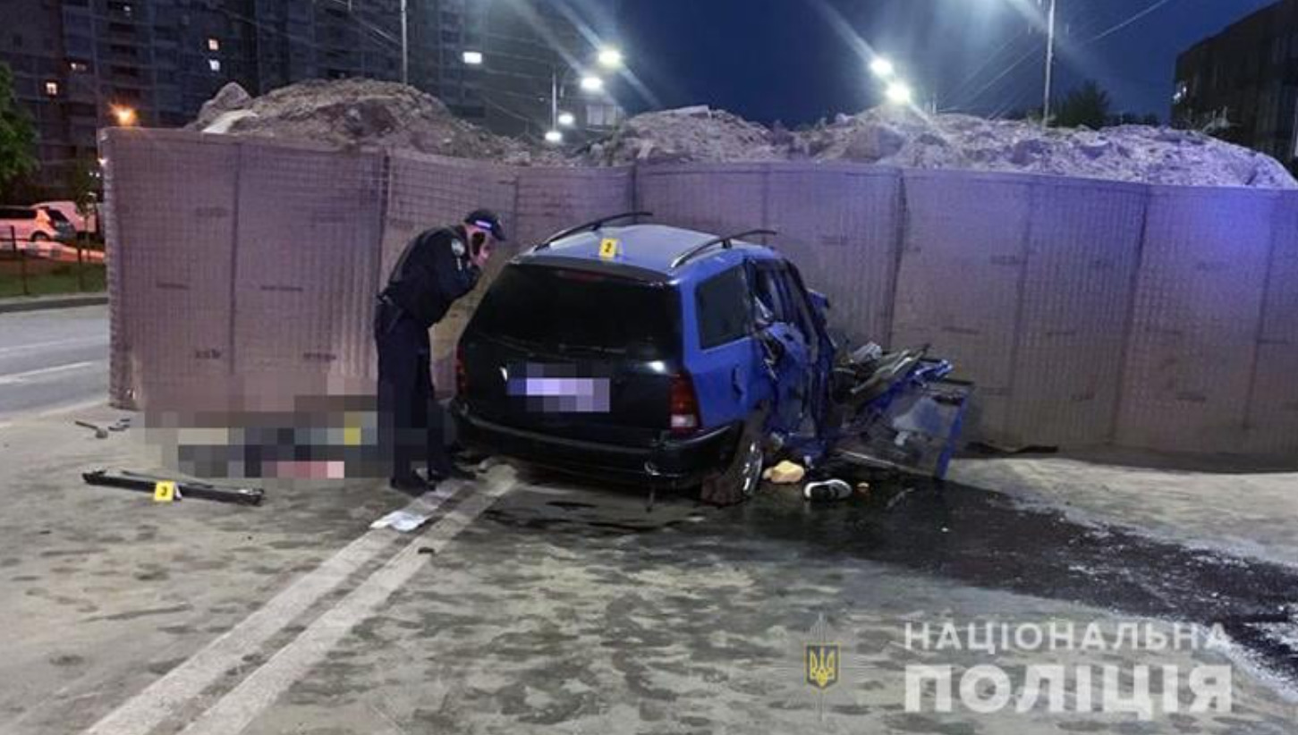 Война в Украине: ДТП в Киеве: Авто на полной скорости врезалось в бетонные  блоки, погибли два человека. ФОТО | Цензор.НЕТ