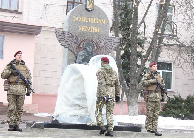 Памятник захисникам ДАП відкрили в Краматорську 01