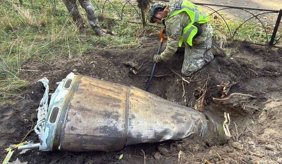 Бойові частини двох балістичних ракет впали у Києві біля будинків і не вибухнули: їх знешкодили. ВІДЕО+ФОТОрепортаж