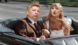 Вона працює...