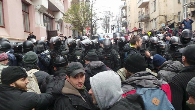 Прихильники Саакашвілі намагаються прорвати кордон поліції 02