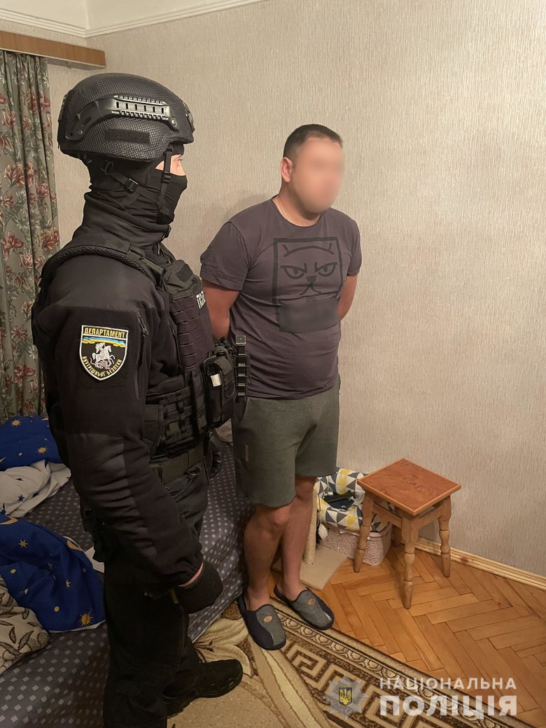 Підкладали наркотики в посилку і вимагали гроші: в Києві затримали банду, що складається з таксистів і псевдополіцейських 02