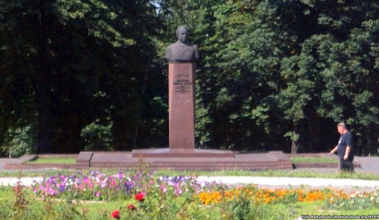 Власти Каменского намерены отремонтировать памятник Брежневу за бюджетные деньги. ФОТО