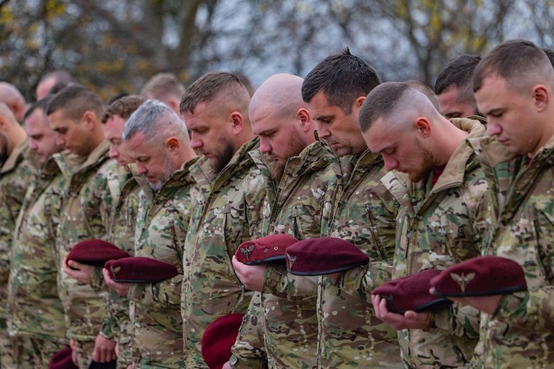 В Киеве открыли памятный знак Десантно-штурмовым войскам