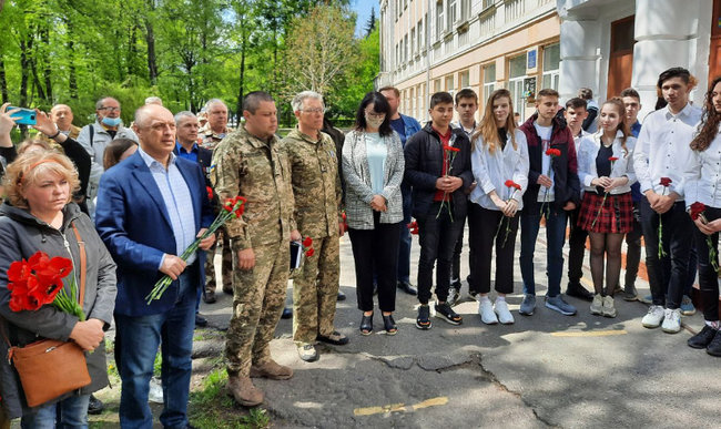 Меморіальну дошку загиблому на Донбасі воїну 58-ї ОМПБр Андрію Ярешку відкрили в Полтаві 11