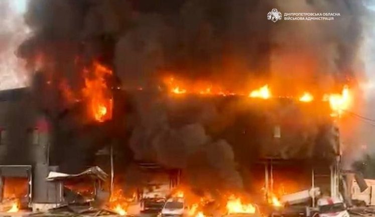 У Кривому Розі російський дрон влучив в об’єкт цивільної інфраструктури, виникла велика пожежа (оновлено)