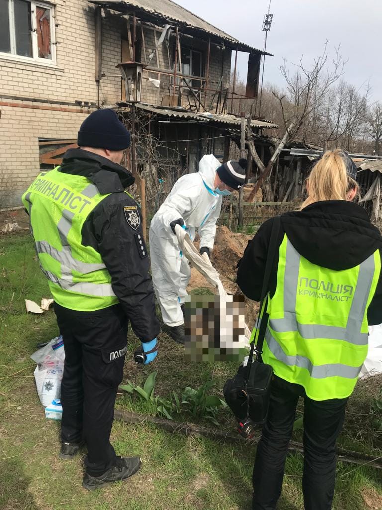 В Ізюмі ексгумували тіло місцевої мешканки, яка загинула від російських обстрілів у березні минулого року 01