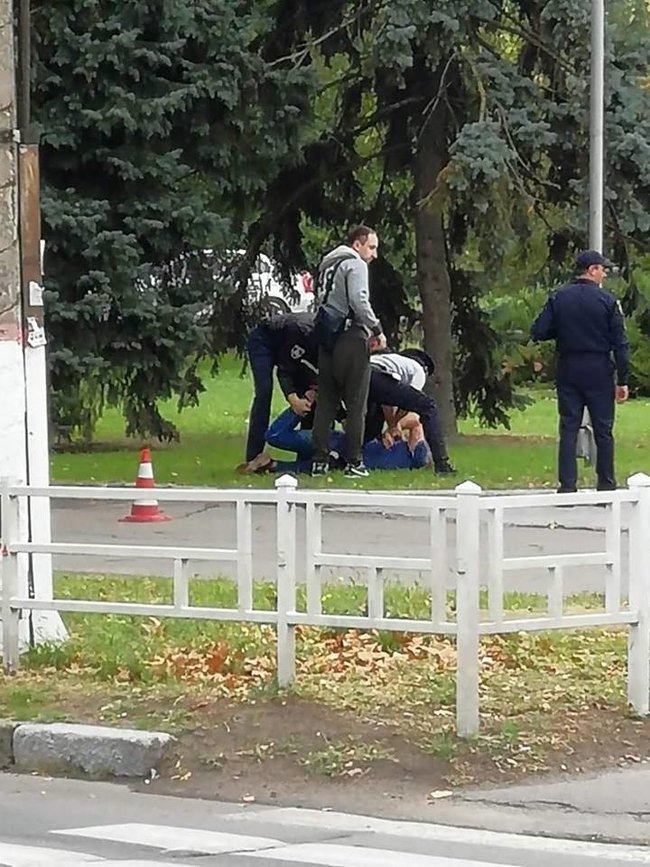 Подполковника СБУ задержали за мастурбацию на детской площадке в центре Херсона, - очевидцы 01 Подполковника СБУ задержали за мастурбацию на детской площадке в центре Херсона, - очевидцы 01