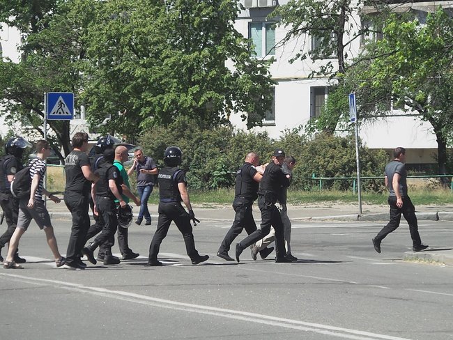 Неизвестные разгромили киоски возле Лесной, где избили пенсионера. Произошли столкновения с полицией 32