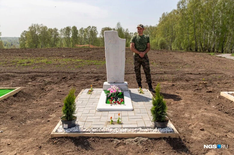 В Росії провели конкурс із прикрашання могил 13