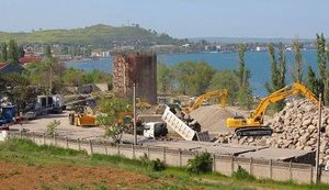 Российские оккупанты Крыма начали строить мост через Керченский пролив. ФОТО
