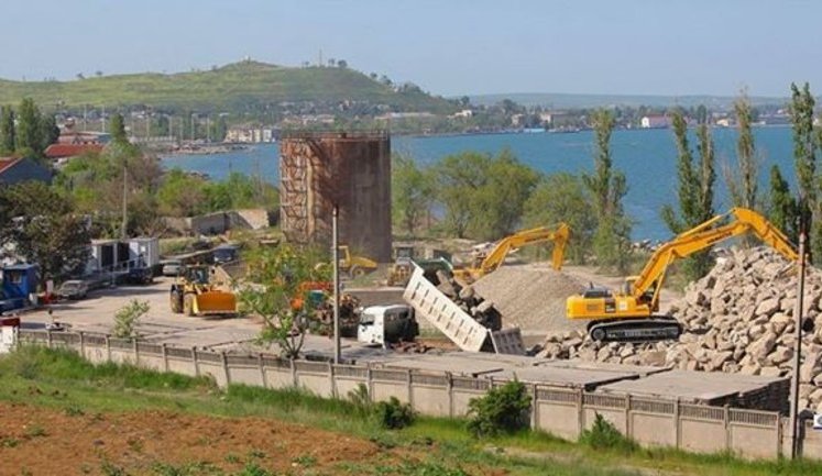 Российские оккупанты Крыма начали строить мост через Керченский пролив. ФОТО