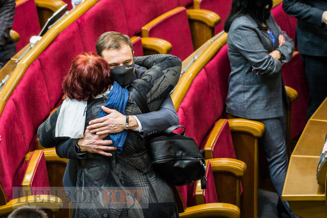 Некарантинні вітання слуг народу, обговорення фейкових довідок про щеплення і збір Медяником майже 150 тис. грн, - день роботи ВР 2 грудня 01