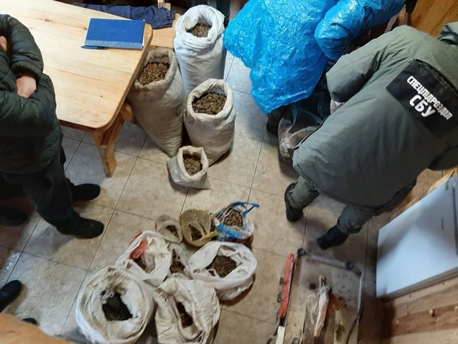 Патрульный за взятки покрывал нелегальную добычу янтаря на Ривненщине 02