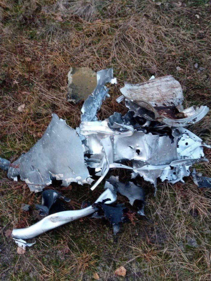 Уламки російської ракети в одному з районів Київщини 02