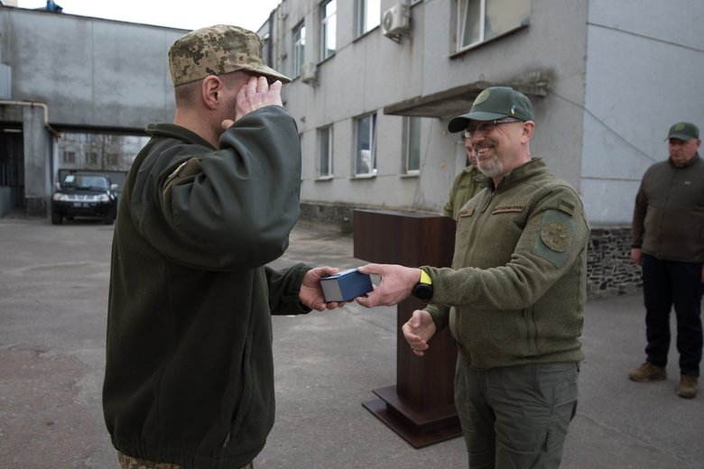 Резніков відвідав Чернігівщину та вручив нагороди захисникам 08