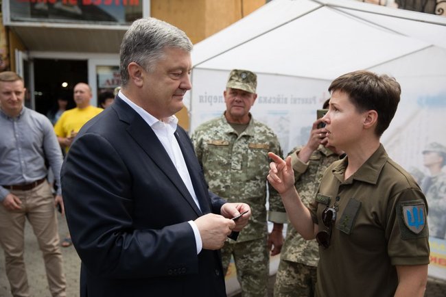 Є речі, які мені не подобаються. Скасували парад, хочуть скоротити армію. Це реванш, - Порошенко 02