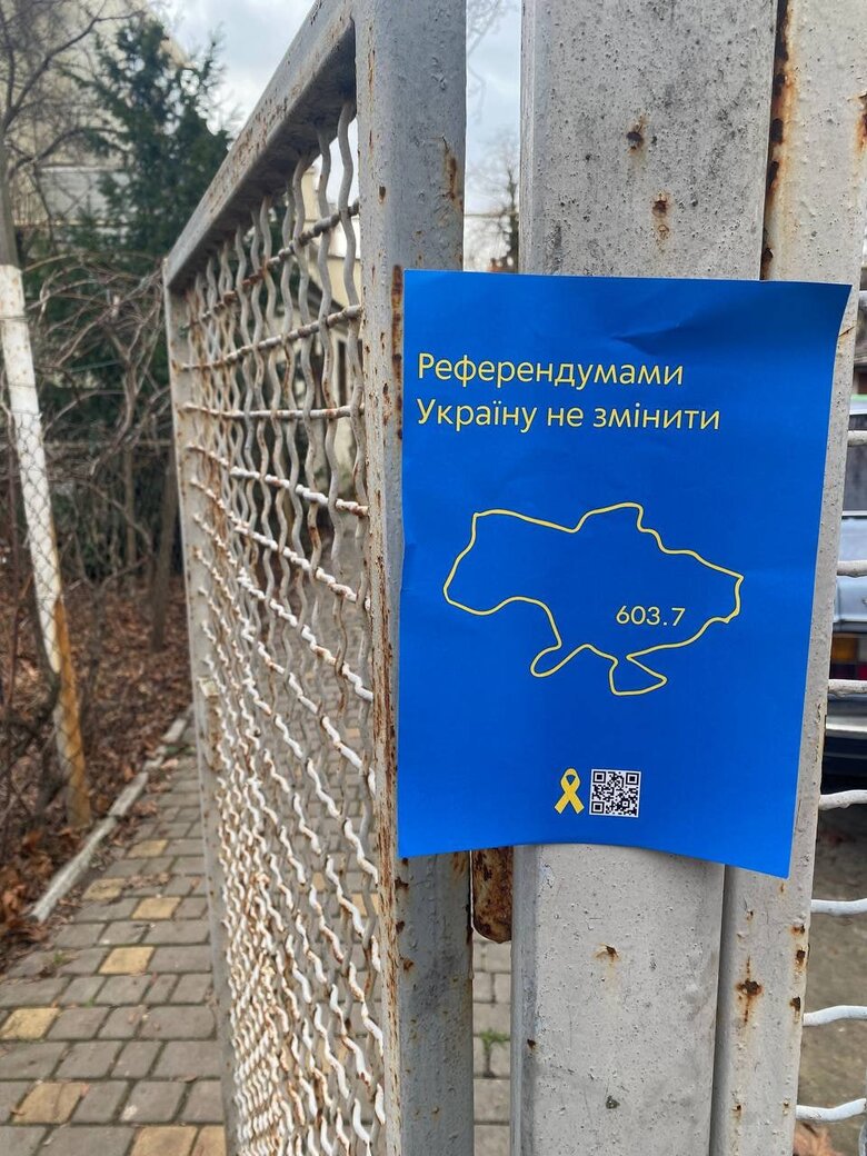Активісти руху Жовта Стрічка розклеїли проукраїнські листівки в окупованому Криму 02