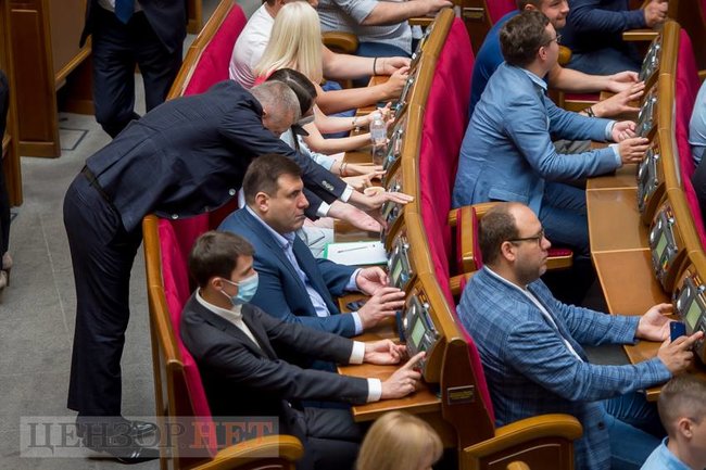 Корнієнко, який підтягує штани, Яременко бентежить колег, погляд Юрченка в спину, - день роботи Ради 14 липня 22