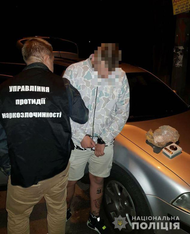 Хлопця з кокаїном вартістю 300 тисяч гривень затримали на Печерську в Києві 01 Хлопця з кокаїном вартістю 300 тисяч гривень затримали на Печерську в Києві 01
