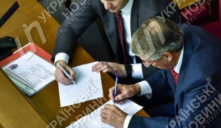 Poroshenko Bloc and Batkivshchyna MPs caught in Rada sharing out offices in regional councils. PHOTOS