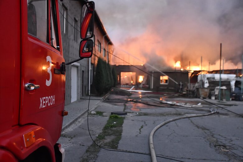 Наслідки ворожих обстрілів Херсону 10
