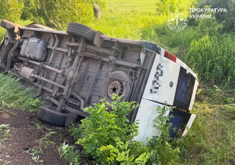 A bus carrying schoolchildren overturned in the Kharkiv region: what is known?
