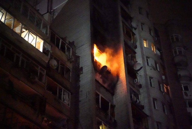 Влучення ВНП військ РФ у багатоповерхівку в Києві: 8 людей травмовано, 20 врятовано, 150 евакуйовано, є загроза руйнування будинку 04