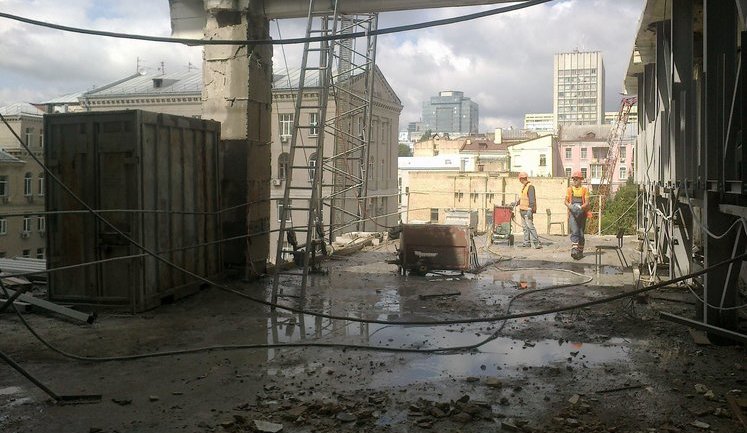"Пилите, Шура, пилите, они золотые!": столичный ЦУМ тает на глазах. ФОТОрепортаж