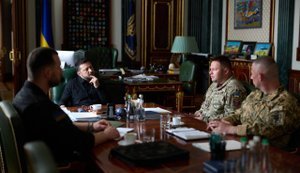 Зеленський заслухав доповідь командувача ДШВ Апостола щодо ситуації на фронті. ФОТО