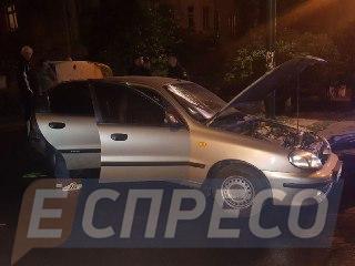 На Печерську в Києві вночі двічі підпалювали автомобілі 02