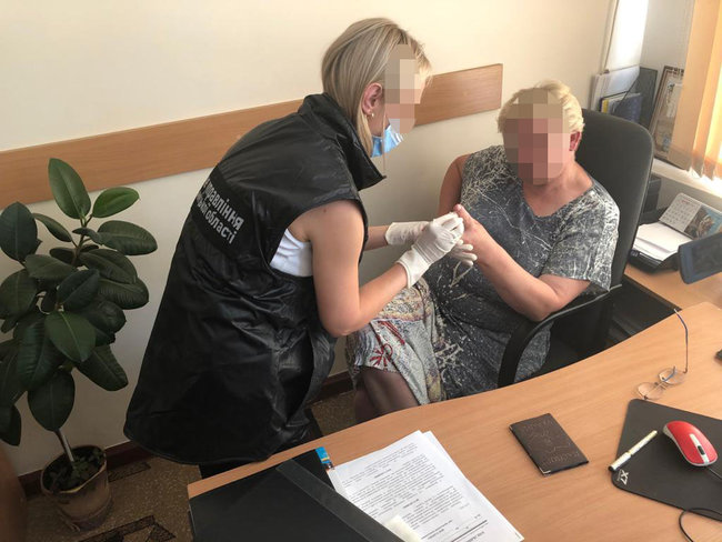 Начальницу службы по делам детей Хмельницкой ОГА поймали на взятке $5000, - Офис Генпрокурора 01