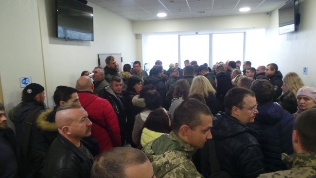 Суд розглядає апеляцію на арешт обвинуваченого у закупівлі неякісних бронежилетів Марченка: під будівлею суду відбувається акція на підтримку генерала 06