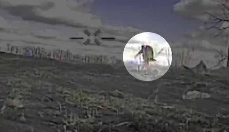 Два дрони-"ждуни" вичікують у засідці окупантів та знищують їх. ВIДЕО