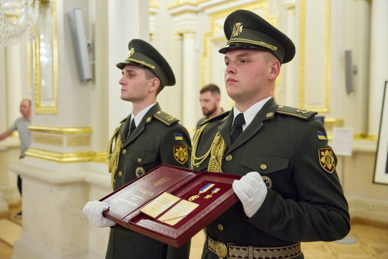 Зеленський вручив ордени Золота Зірка рідним загиблих воїнів, удостоєних звання Героя України 02