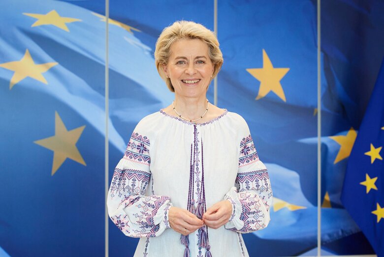 Head of European Commission in vyshyvanka supported Ukrainians 01