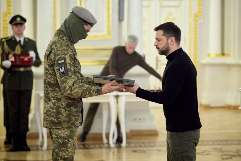 Зеленський вручив нагороди військовим