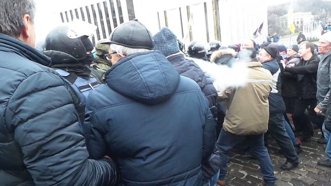 Автомобіль зі Саакашвілі заблоковано, поліція спробувала прорватися, але безуспішно, застосовується газ 18