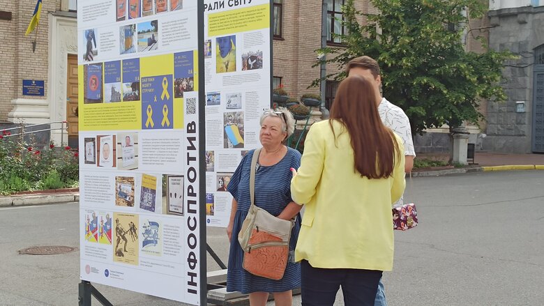 Уличная выставка Бей оккупанта! открылась на Контрактовой площади. Среди локаций - Дартс-держZрадник и Хлопок над крымским мостом 29
