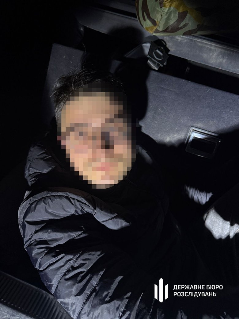 ДБР повідомило про підозру прикордоннику за допомогу ухилянтам